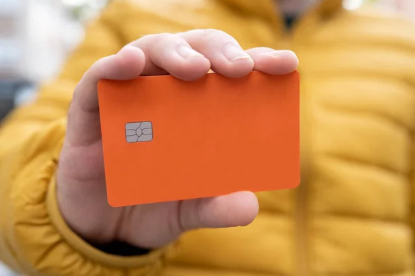 Close Mão Homem Segurando Cartão Crédito — Fotografia de Stock