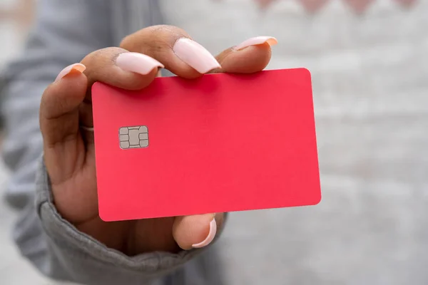 クレジットカードを持っている女性の手のクローズアップ — ストック写真