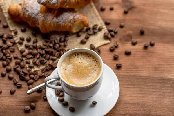 Koffiebeker Met Croissants Houten Tafel Achtergrond Selectieve Focus Ontbijt Concept — Stockfoto