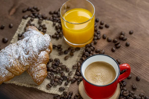 用两杯羊角面包和橙汁配木桌背景的热咖啡 有选择的方法 — 图库照片