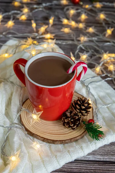 Warme Chocolademelk Een Suikerriet Warme Gezellige Kerstdrank Een Donker Houten — Stockfoto