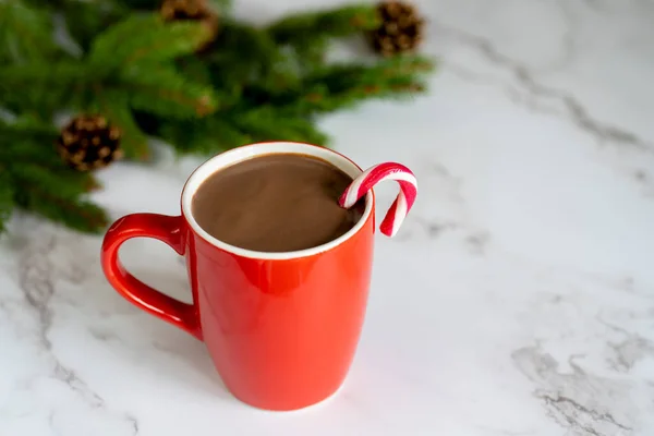 Een Rode Kop Warme Chocolademelk Met Een Suikerriet Met Kerstversieringen — Stockfoto