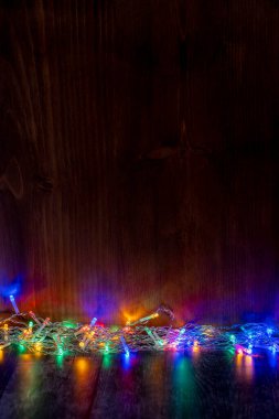 Işıklı ve bedava metin alanlı bir Noel arkaplanı. Noel ışıkları sınırı.
