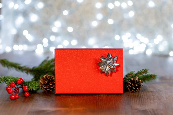 Caja Regalo Roja Con Una Cinta Plata Sobre Fondo Bokeh — Foto de Stock