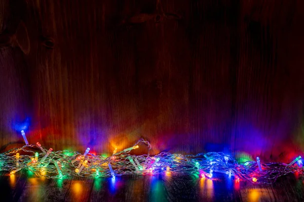 Πλαίσιο Από Χρωματιστά Χριστουγεννιάτικα Φώτα Ρουστίκ Ξύλινο Φόντο Αντιγραφή Χώρου — Φωτογραφία Αρχείου