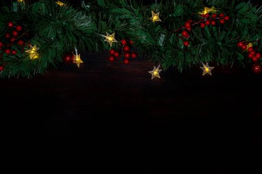 Ahşap zemin üzerinde yıldız şeklinde ışıklar ve metin alanı olan yeşil girdap 