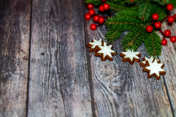 Ciasteczka Świąteczne Cynamonowe Gwiazdki Tradycyjne Europie Tło Narożne Gałązkami Jodły — Zdjęcie stockowe