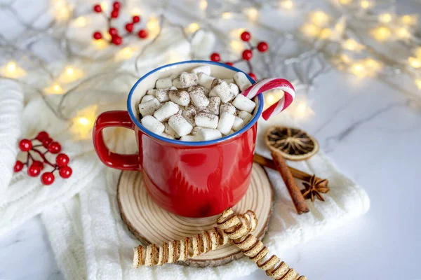 冬季热饮 红杯加热巧克力 棉花糖和可可 温馨的家气氛 节日的气氛 乡村风格 木制背景 图库图片