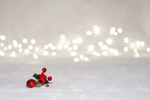 Ornamentos Natal Vermelho Com Fundo Bokeh Abstrato Luzes Com Cópia — Fotografia de Stock