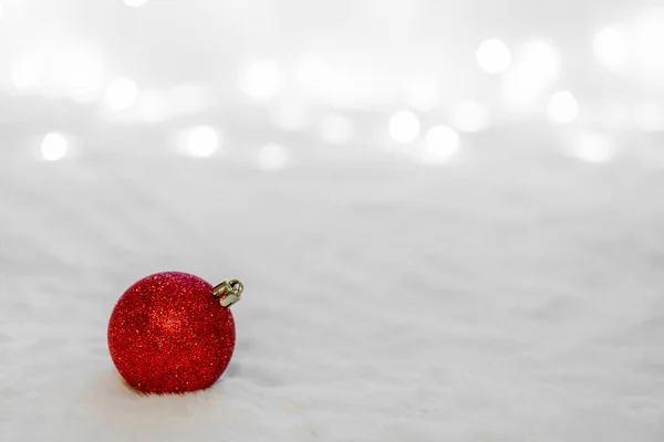 赤いクリスマスボールを持つクリスマスの背景の眺め — ストック写真