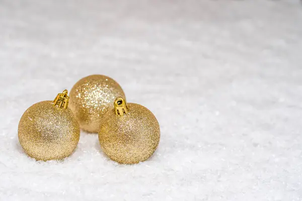 Três Bolas Glitter Dourado Enfeites Árvore Natal Neve — Fotografia de Stock