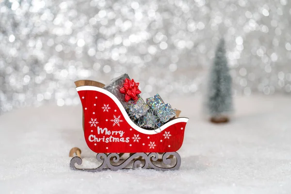 Roter Schlitten Voller Geschenkboxen Schnee Mit Abstraktem Hintergrund Aus Bokeh — Stockfoto