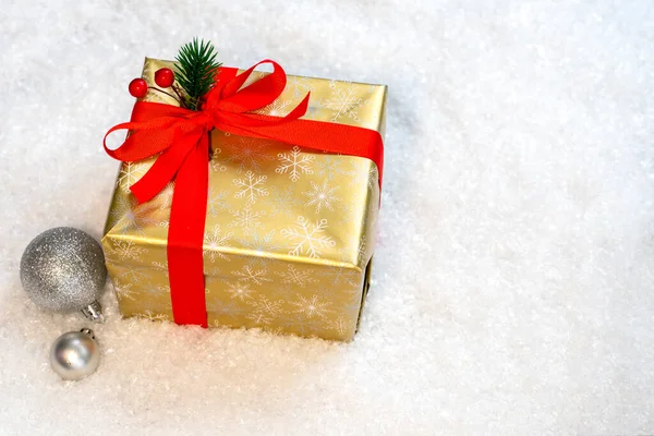 Paquete Regalo Con Cinta Decoración Navidad Con Dos Bolas Plata — Foto de Stock