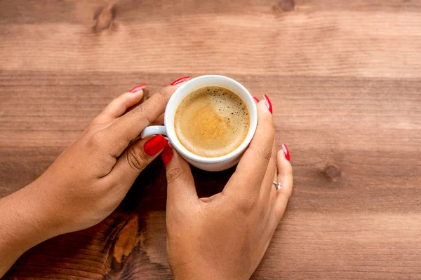 Kırsal Ahşap Bir Masada Bir Fincan Kahve Tutan Bir Kadının — Stok fotoğraf