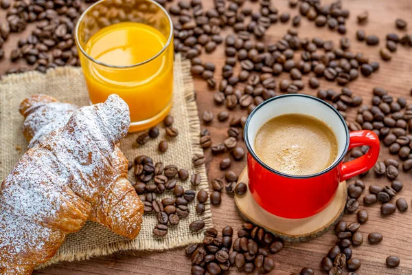 Ontbijt Met Koffie Sinaasappelsap Croissants Een Rustieke Houten Tafel Versierd — Stockfoto