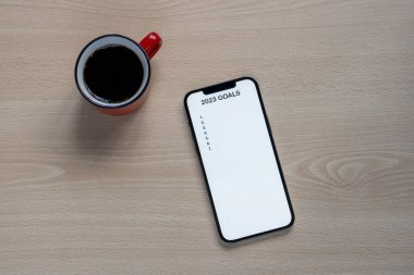 2023 hedefli cep telefonu. Yeni yıl kararlarını uygulamak ve bir kahve dükkanı ile masaya plan yapmak için mesaj.