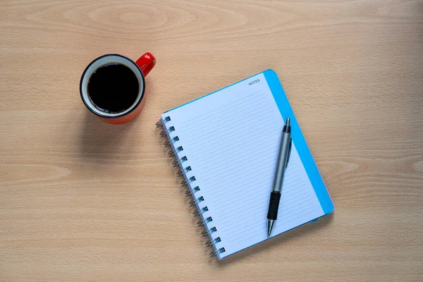 紙のメモ帳とコーヒーカップ付きのホームオフィスデスクテーブル — ストック写真