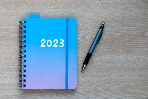 2023年の日記は ペンで机の上に解像度と新年の計画を実装します — ストック写真