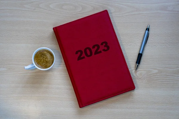 2023 Diário Vermelho Para Implementar Resoluções Plano Ano Novo Mesa — Fotografia de Stock