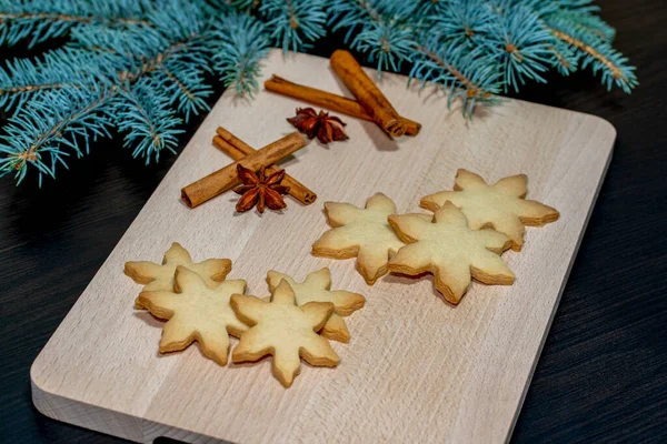 Čerstvě Upečená Skořice Vanilkové Sušenky Tvaru Vločky Vánoční Ozdobou — Stock fotografie