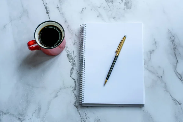 大理石背景纹理工作空间概念办公室空白笔记本 钢笔和咖啡杯 — 图库照片