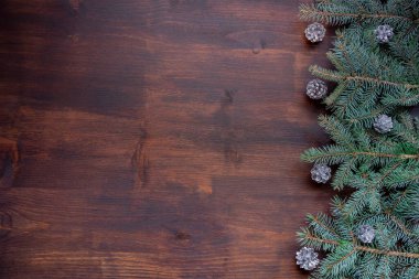 Noel dekorasyonu, kare kavramı arka plan, doğal rustik ahşap masa yüzeyi üstten görünüm. Köknar ağacı dalları sınır kopya alanı ile