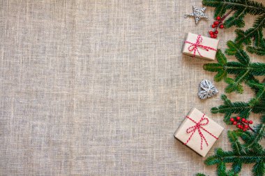 Lahana dallarından, hediye kutusundan ve süs eşyalarından yapılmış düz bir Noel çerçevesi. Noel konsepti. Kopyalama alanı olan üst görünüm