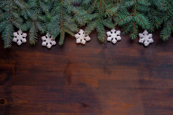在自然的乡村木桌表面的顶部视图 杉树分枝与复制空间相邻 圣诞装饰 框架概念背景 — 图库照片