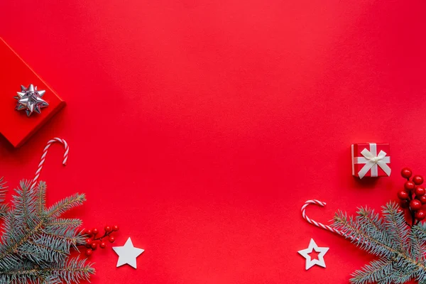 Рождественская Рамка Подарочной Коробкой Бумажными Украшениями Еловыми Ветвями Ягодами Красном — стоковое фото