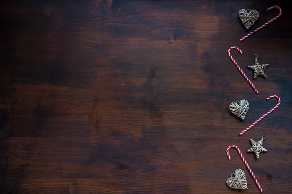Rustikaler Weihnachtsschmuck Form Eines Sterns Und Eines Herzens Mit Zuckerstangen — Stockfoto