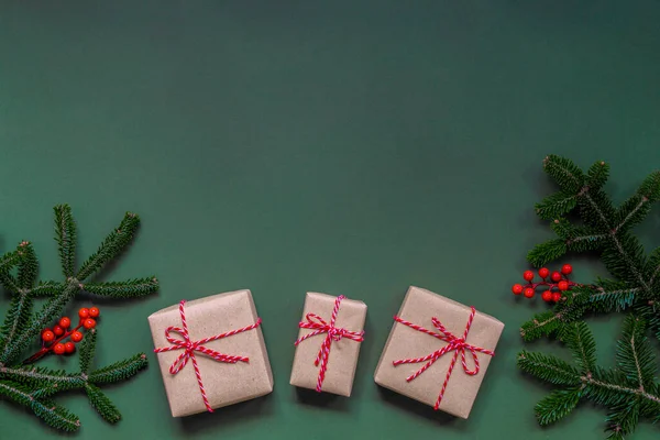 Рождественская Граница Еловыми Ветками Подарками Зеленом Фоне Пространство Текста Открытка — стоковое фото