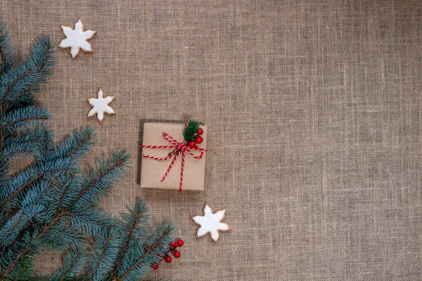 スプルースの枝 ベリー 雪の結晶形のアイシングビスケットとバラップの背景のトップビュー クリスマスのコンセプト コピースパック付きトップビュー — ストック写真
