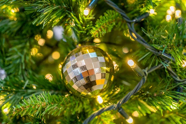 Χρυσή Μπάλα Χριστουγεννιάτικη Διακόσμηση Ένα Χριστουγεννιάτικο Δέντρο Φώτα — Φωτογραφία Αρχείου