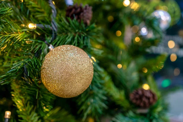 Χρυσό Glitter Μπάλα Χριστουγεννιάτικη Διακόσμηση Ένα Χριστουγεννιάτικο Δέντρο Φώτα — Φωτογραφία Αρχείου