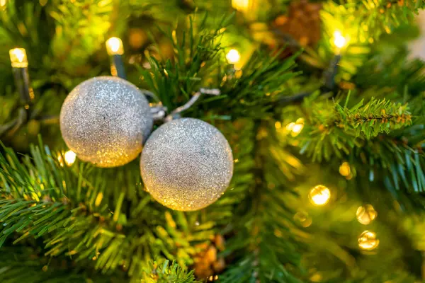 光のクリスマスツリー上の銀の輝きのボールクリスマスの装飾のクローズアップ — ストック写真