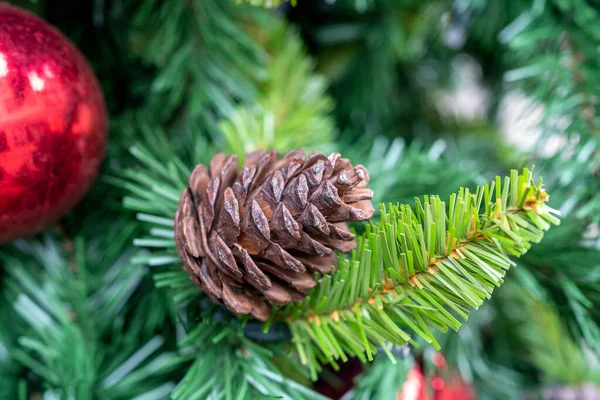 Κουκουνάρια Στολίζουν Χριστουγεννιάτικο Δέντρο — Φωτογραφία Αρχείου