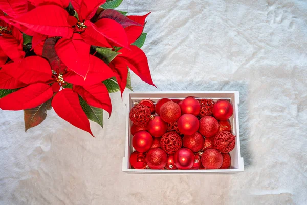 Krabice Plná Červených Vánočních Kuliček Koberci Vedle Špiček — Stock fotografie