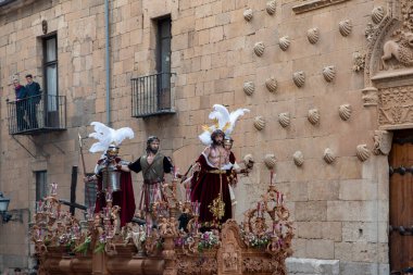 Salamanca, İspanya; Nisan 2022: Babamız İsa 'nın resmi, İspanya' nın Salamanca kentinde düzenlenen Kutsal Hafta Geçit Töreni sırasında cübbelerini çıkardı. 