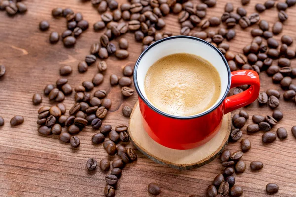 Rode Kop Koffie Met Koffiebonen Houten Achtergrond — Stockfoto