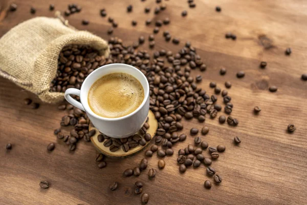 Espresso Met Koffiebonen Houtondergrond — Stockfoto