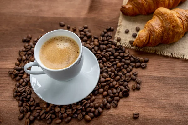 Espresso Croissants Met Koffiebonen Houtondergrond — Stockfoto