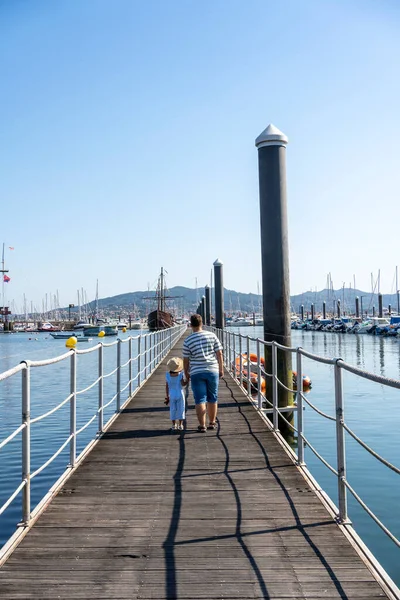 Little Girl Her Father Walking Wooden Dock Harbour Looking Boats — Stock Photo, Image