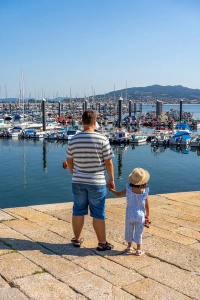 Daughter Father Looking Boats Harbour — Stock Photo, Image