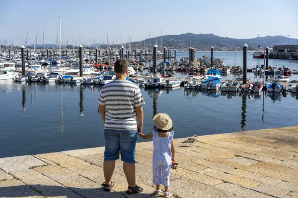 Father Daughter Looking Boats Harbour — Stock Photo, Image