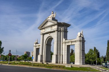 Madrid 'in tarihi kapılarından biri olan Puerta San Vincente' nin (Saint Vincent 's Gate) Campo del Moro bahçesinin kuzeybatı köşesinde yer almaktadır. Madrid, İspanya.