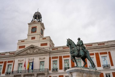 Madrid İspanya, Puerta del Sol 'da şehir silueti ve Carlos III. Binicilik Heykeli ile Güneş Kapısı Saat Kulesi