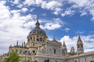 Almudena Katedrali ya da Santa Maria la Real de La Almudena İspanya 'da bulunan bir Katolik kilisesidir.