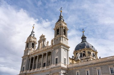 Almudena Katedrali ya da Santa Maria la Real de La Almudena İspanya 'da bulunan bir Katolik kilisesidir.