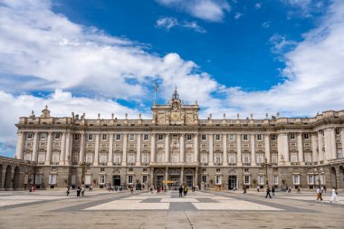 Plaza de la Armeria (Armory Square) ve İspanya'da beyaz bulutlar ile mavi gökyüzü arka plan üzerinde Madrid Kraliyet Sarayı'nın güney cephesi. Madrid Avrupa'nın popüler bir turizm beldesidir.