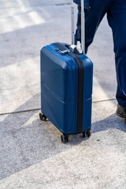 Kamera tren istasyonuna dönerken bavulu tutan adamın veri tabanı. Trip konsepti. Boşluğu kopyala
